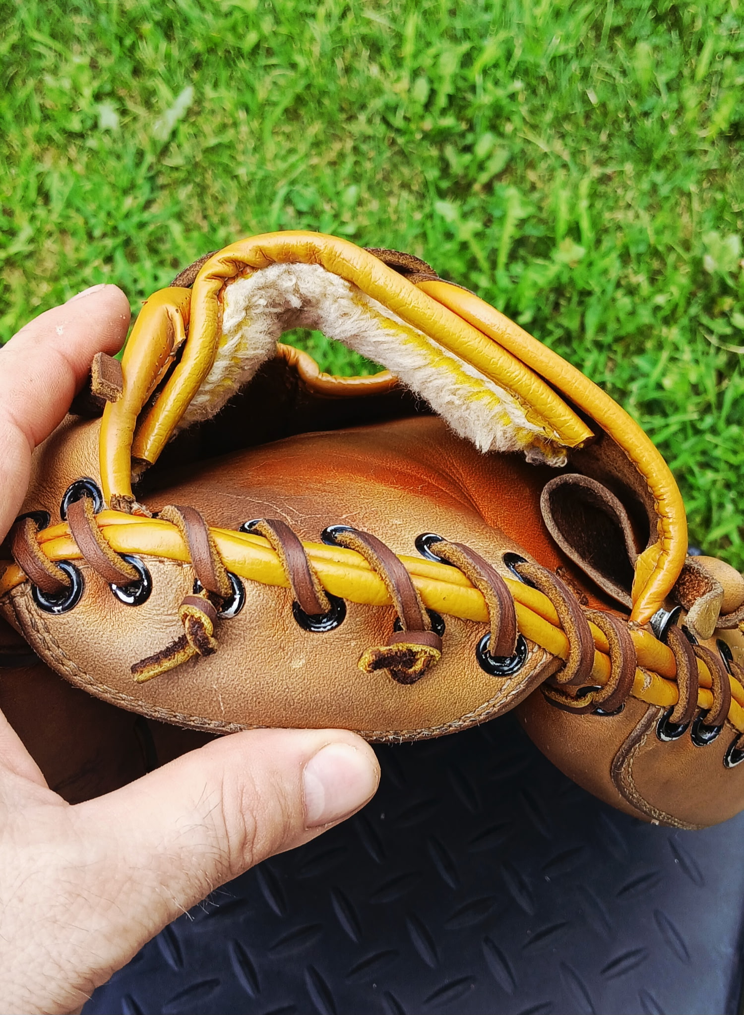 Wilson A2518 Catcher's Mitt Twin Action